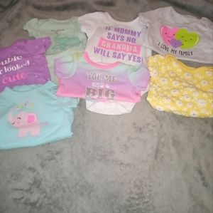 Lot of 7 onesies size 0-3 months
